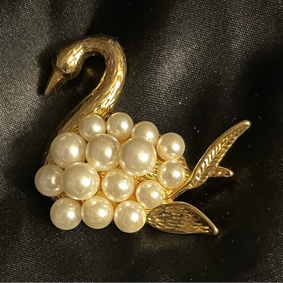 Liz Claiborne Jewelry - Liz Claiborne Signed Vintage Gold Tone Faux Pearls Swan Brooch